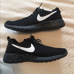 Black nike Roshes